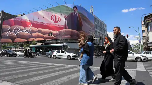 جدارية كبيرة تحمل صورة المرشد الإيراني في طهران