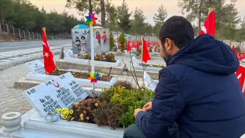 ايمري بوزكورت يزور قبور عائلته