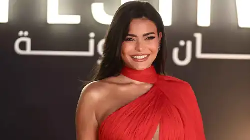  الفنانة المصرية أسماء جلال