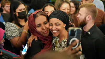 إلهان عمر تحتفل بفوزها في الانتخابات التمهيدية