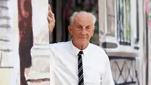 مصمم الأزياء الأيرلندي الأمريكي بول كوستيلو