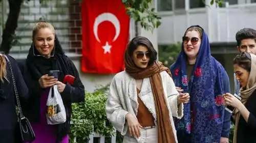 نساء أمام السفارة التركية في طهران