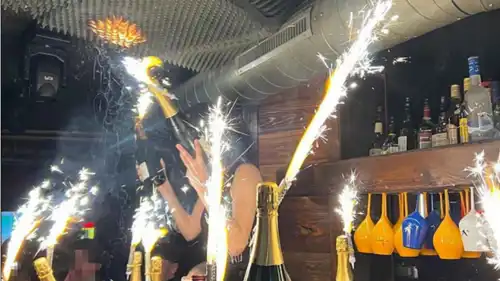 قبل دقائق من اندلاع حريق الحانة