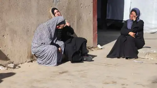 نساء يبكين أقاربهن القتلى في غزة