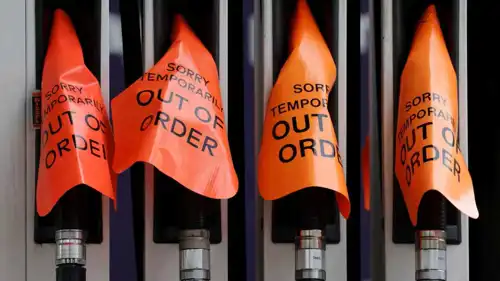 لافتات "معطلة" تغطي مضخات الوقود في محطة بنزين في سيدني.