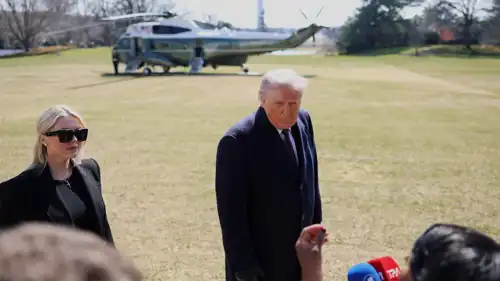 الرئيس الأمريكي دونالد ترامب قبيل مغادرته إلى تكساس