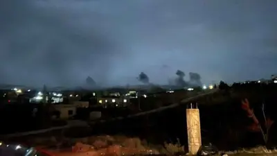 سحب الدخان تتصاعد جراء الغارة الإسرائيلية