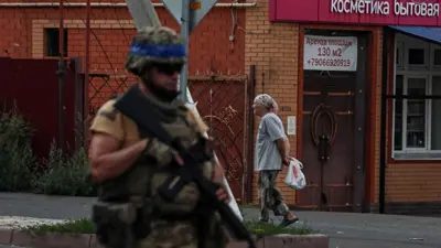 جندي أوكراني يقف في إحدى بلدات منطقة كورسك في روسيا