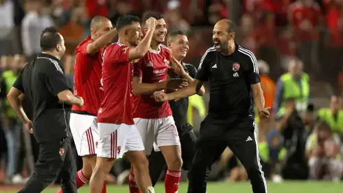 احتفال عماد النحاس مع لاعبي الأهلي المصري