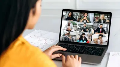 صورة لسيدة تجتمع مع أشخاص عبر غوغل ميت