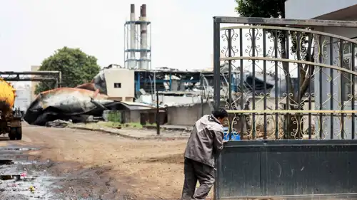 آثار الغارات الإسرائيلية على محطة توليد الكهرباء في صنعاء