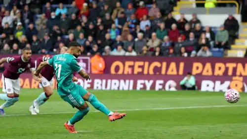 محمد صلاح أثناء تنفيذ ركلة جزاء ليفربول