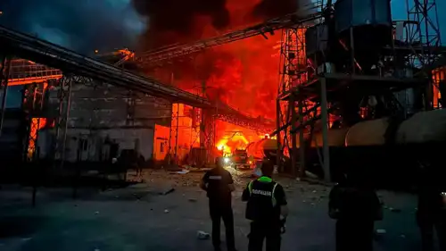 نيران تشتعل إثر قصف روسي سابق على منطقة بولتافا، أوكرانيا