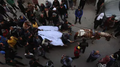 فلسطينيون يشيعون ضحايا من الغارات الإسرائيلية في غزة