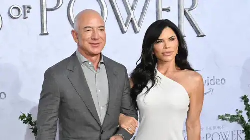 جيف بيزوس وزوجته لورين سانشيز 