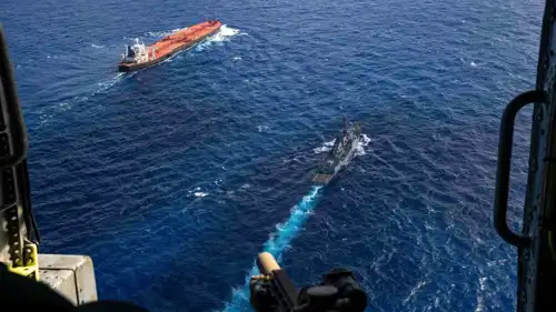 مروحية أمريكية فوق سفن في الكاريبي