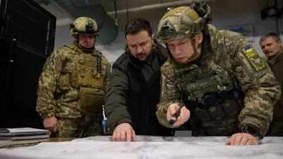 الرئيس الأوكراني فولوديمير زيلينسكي مع ضباط في كوبيانسك