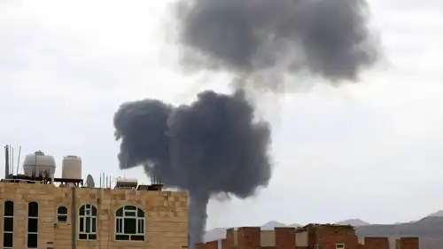دخان إثر غارات إسرائيلية على صنعاء