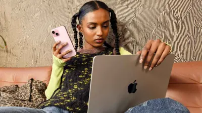 طفلة تحمل منتجات من أبل 