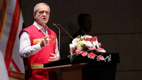 الرئيس الإيراني مسعود بزشكيان خلال مراسم يوم الإطفاء