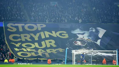 اللافتة الضخمة التي رفعها جمهور مانشستر سيتي