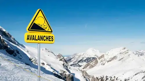 شاخصة تحذر من الانهيارات الجليدية