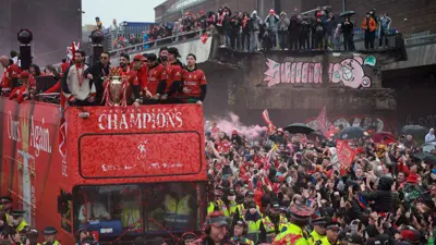 حافلة لاعبي ليفربول تعبر صفوف المشجعين في الاحتفال بلقب الدوري