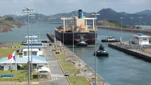 سفينة تعبر قناة بنما