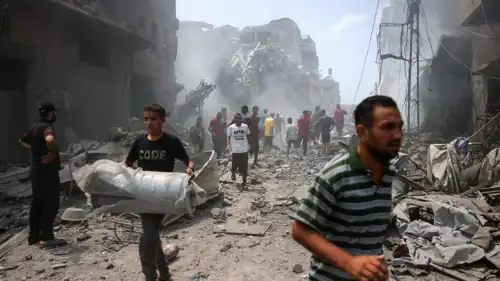 فلسطينيون وسط دمار غزة