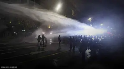 الشرطة تطلق خراطيم المياه على الحشود في جرجيا