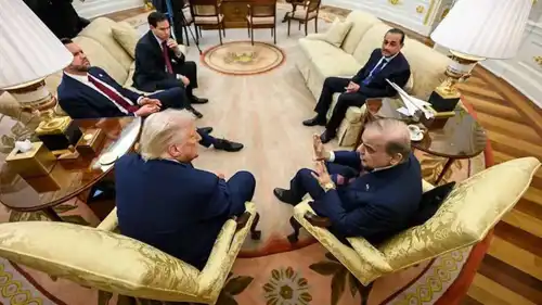 الرئيس الأمريكي ورئيس الوزراء الباكستاني والمشير عاصم منير