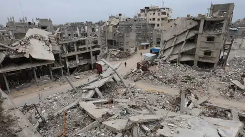 أنقاض المباني المدمرة في غزة جراء الحرب الإسرائيلية