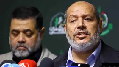 رئيس حماس في غزة خليل الحية وفي الخلف القيادي أسامة حمدان 