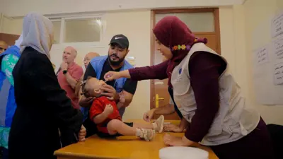 خلال تطعيم أحد الأطفال