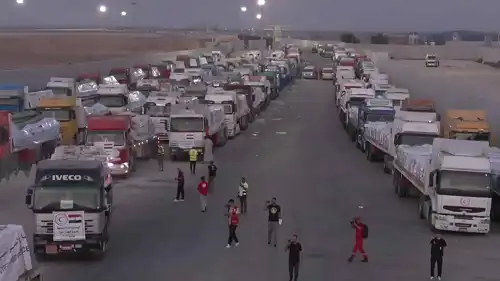 شاحنات المساعدات على الجانب المصري