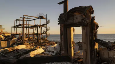 آثار الدمار لمنزل على شاطئ ماليبو الفاخر 