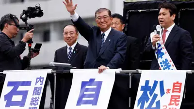  رئيس الوزراء الياباني شيجيرو إيشيبا، زعيم الحزب الديمقراطي الليبرالي، يصل للمشاركة في حملة الانتخابات العامة المقبلة في طوكيو