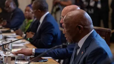 رئيس ليبيريا جوزف بواكاي خلال الاجتماع 