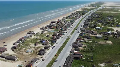 منازل بالقرب من البحر بينما تستمر العاصفة الاستوائية بيريل في التحرك عبر خليج المكسيك،