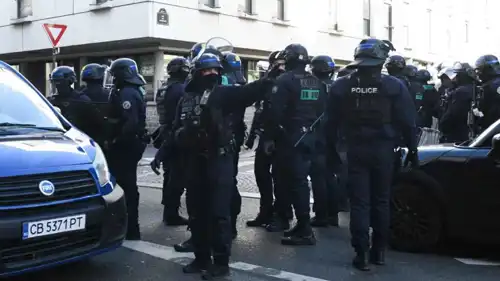 الشرطة الفرنسية في الشوارع قبل مباراة باريس سان جيرمان ضد أتالانتا