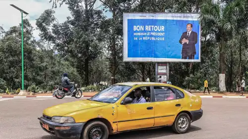 لوحة إعلانية كبيرة تحمل صورة الرئيس الكاميروني بول بيا