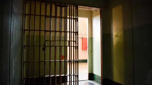 باب سجن مفتوح