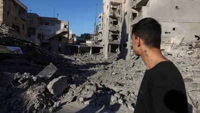 لبناني يتفقد موقع استهداف إسرائيلي وسط مدينة صور   