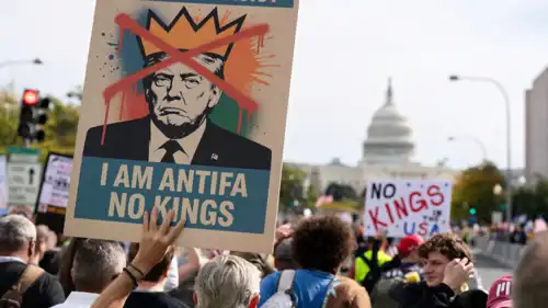 لافتة مناهضة للرئيس دونالد ترامب