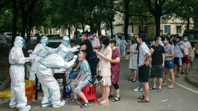 سكان يجرون فحوصات كورونا في الصين