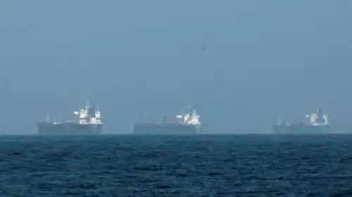 سفن تعبر مضيق هرمز