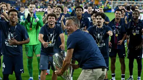 لويس إنريكي يحتفل بكأس السوبر الأوروبي