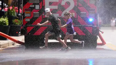 أطفال يلهون بالماء وسط ارتفاع درجات الحرارة