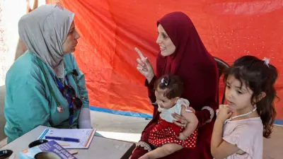 علاج أطفال النازحين الفلسطينيين في الخيام