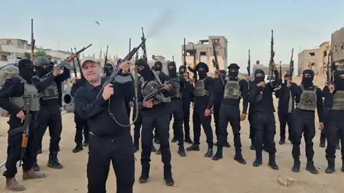 حسام الأسطل يطلق الرصاص أمام مجموعته